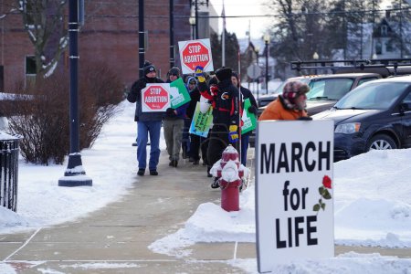 Foto de Mauston, Wisconsin, EE.UU. - 12 de enero de 2022: Miembros de Pro Life of Wisconsin marcharon alrededor de la corte en el condado de Juneau sosteniendo pancartas. - Imagen libre de derechos