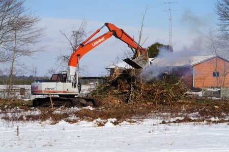 Téléchargez les photos : New Lisbon, Wisconsin États-Unis - 24 janvier 2023 : Excavatrice hydraulique quantique Link-Belt 2800 utilisée à l'extérieur pendant l'hiver pour abattre les arbres. - en image libre de droit