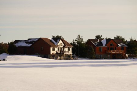 Foto de Nueva Lisboa, Wisconsin, EE.UU. - 25 de febrero de 2023: Casas de madera en la temporada de invierno. - Imagen libre de derechos