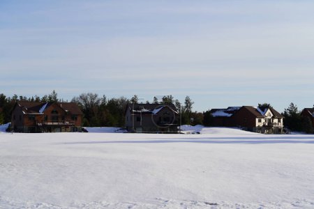 Foto de Nueva Lisboa, Wisconsin, EE.UU. - 25 de febrero de 2023: Casas de madera en la temporada de invierno. - Imagen libre de derechos