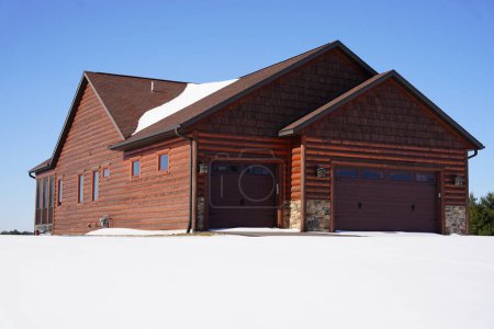 Téléchargez les photos : Un plan vertical d'une maison recouverte de neige et d'un toit en bois - en image libre de droit