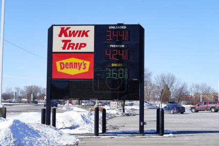 Foto de Mauston, Wisconsin, EE.UU. - 25 de febrero de 2022: Los precios de los combustibles en Kwik Trip son muy altos debido a la inflación y la guerra de Ucrania. - Imagen libre de derechos