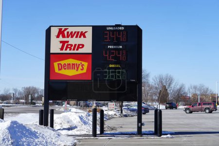 Téléchargez les photos : Mauston, Wisconsin États-Unis - 25 février 2022 : Les prix du carburant à Kwik Trip sont très élevés en raison de l'inflation et de la guerre en Ukraine. - en image libre de droit
