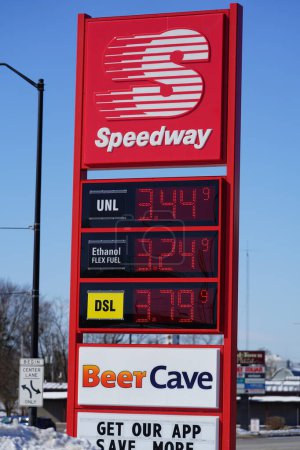 Foto de Mauston, Wisconsin, EE.UU. - 2 de marzo de 2022: Los precios de los combustibles en una autopista de Wisconsin superan los 3 dólares debido a la inflación de la administración de Joe Biden. - Imagen libre de derechos