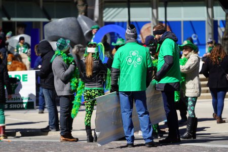 Foto de Milwaukee, Wisconsin, EE.UU. - 12 de marzo de 2022: Miembros del club Shamrock se disfrazaron para el día de San Patricio y llevaron pancartas para el desfile - Imagen libre de derechos