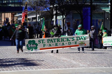 Foto de Milwaukee, Wisconsin, EE.UU. - 12 de marzo de 2022: Miembros del club Shamrock se disfrazaron para el día de San Patricio y llevaron pancartas para el desfile. - Imagen libre de derechos