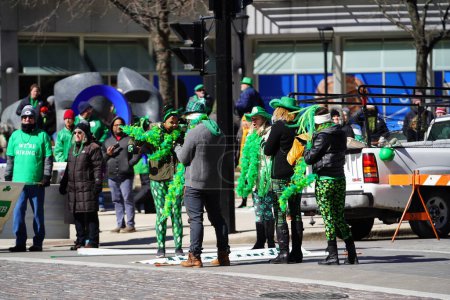 Téléchargez les photos : Milwaukee, Wisconsin États-Unis - 12 mars 2022 : Des membres du club Shamrock se sont habillés pour la Saint-Patrick et ont tenu des banderoles pour le défilé. - en image libre de droit