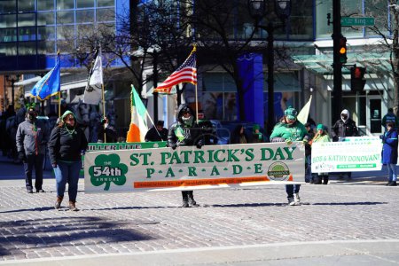 Téléchargez les photos : Milwaukee, Wisconsin États-Unis - 12 mars 2022 : Des membres du club Shamrock se sont habillés pour la Saint-Patrick et ont tenu des banderoles pour le défilé. - en image libre de droit