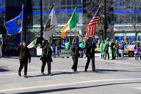 Foto de Milwaukee, Wisconsin, EE.UU. - 12 de marzo de 2022: Miembros del club Shamrock se disfrazaron para el día de San Patricio y llevaron pancartas para el desfile - Imagen libre de derechos
