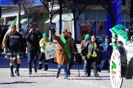 Téléchargez les photos : Milwaukee, Wisconsin États-Unis - 12 mars 2022 : Des membres du club Shamrock se sont habillés pour la Saint-Patrick et ont tenu des banderoles pour le défilé - en image libre de droit