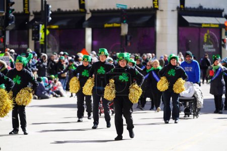 Foto de Milwaukee, Wisconsin - 12 de marzo de 2022: Abuelas bailando bailaron durante la celebración del desfile irlandés del Día de San Patricio - Imagen libre de derechos