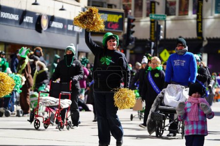 Téléchargez les photos : Milwaukee, Wisconsin États-Unis - 12 mars 2022 : Les grands-mères dansent pendant la fête de la Saint-Patrick Célébration de la parade irlandaise - en image libre de droit