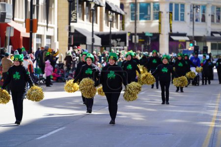 Téléchargez les photos : Milwaukee, Wisconsin États-Unis - 12 mars 2022 : Les grands-mères dansent pendant la fête de la Saint-Patrick Célébration de la parade irlandaise - en image libre de droit