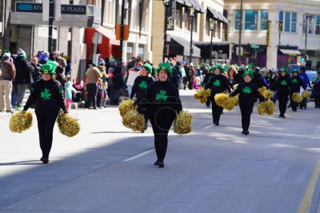 Foto de Milwaukee, Wisconsin - 12 de marzo de 2022: Abuelas bailando bailaron durante la celebración del desfile irlandés del Día de San Patricio - Imagen libre de derechos