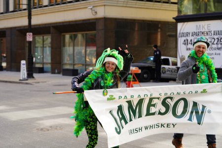 Téléchargez les photos : Milwaukee, Wisconsin États-Unis - 12 mars 2022 : Des membres de la parade de la Saint-Patrick habillés en costumes de leprechaun pour célébrer la fête. - en image libre de droit
