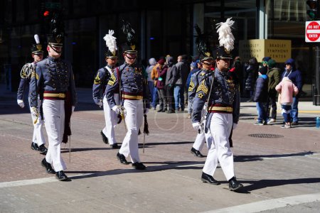 Téléchargez les photos : Milwaukee, Wisconsin États-Unis - 12 mars 2022 : L'Académie militaire du Nord-Ouest de St. John's a défilé en uniforme lors du défilé de la Saint-Patrick - en image libre de droit