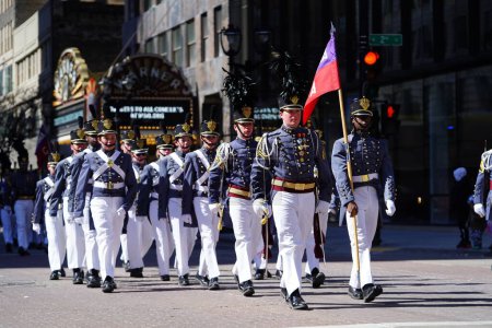 Foto de Milwaukee, Wisconsin, EE.UU. - 12 de marzo de 2022: La Academia Militar del Noroeste de San Juan marchó en el desfile del Día de San Patricio en uniforme - Imagen libre de derechos