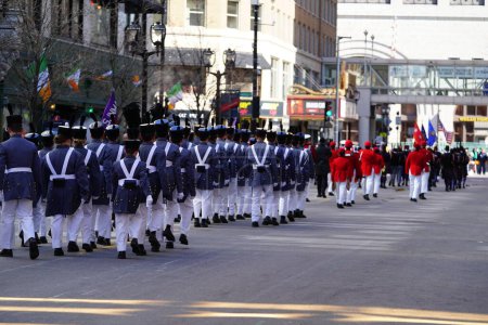 Foto de Milwaukee, Wisconsin, EE.UU. - 12 de marzo de 2022: La Academia Militar del Noroeste de San Juan marchó en el desfile del Día de San Patricio en uniforme - Imagen libre de derechos