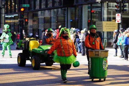 Foto de Milwaukee, Wisconsin, EE.UU. - 12 de marzo de 2022: Miembros del desfile del Día de San Patricio se disfrazaron con trajes de duende para celebrar la fiesta - Imagen libre de derechos