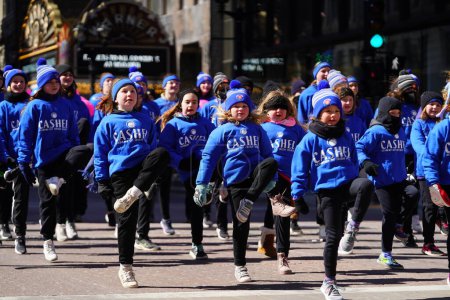 Téléchargez les photos : Milwaukee, Wisconsin États-Unis - 12 mars 2022 : Cashel Academy Danses irlandaises dansées au défilé de la Saint-Patrick - en image libre de droit