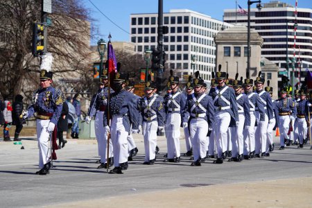 Téléchargez les photos : Milwaukee, Wisconsin États-Unis - 12 mars 2022 : L'Académie militaire du Nord-Ouest de St. John's a défilé en uniforme lors du défilé de la Saint-Patrick - en image libre de droit