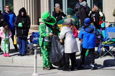 Foto de Milwaukee, Wisconsin, EE.UU. - 12 de marzo de 2022: Miembros del desfile del Día de San Patricio se disfrazaron con trajes de duende para celebrar la fiesta. - Imagen libre de derechos