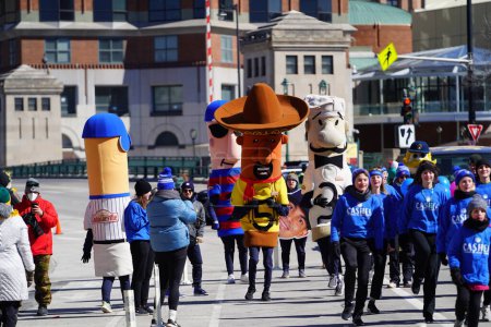 Téléchargez les photos : Milwaukee, Wisconsin États-Unis - mars 12th, 2022 : Milwaukee Brewers Les coureurs mascottes de saucisses ont marché à travers le défilé de la Saint-Patrick. - en image libre de droit