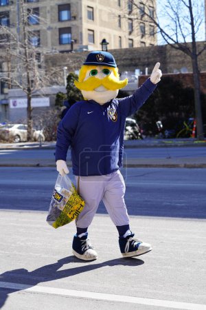 Téléchargez les photos : Milwaukee, Wisconsin États-Unis - 12 mars 2022 : La mascotte des Brasseurs de Milwaukee marchait et interagissait avec les spectateurs lors du défilé de la Saint-Patrick. - en image libre de droit