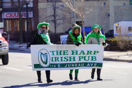 Téléchargez les photos : Milwaukee, Wisconsin États-Unis - 12 mars 2022 : Des membres de la parade de la Saint-Patrick habillés en costumes de leprechaun pour célébrer la fête. - en image libre de droit