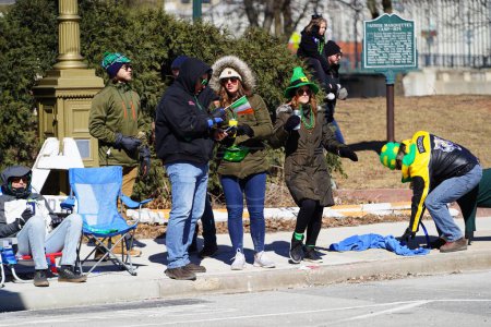 Foto de Milwaukee, Wisconsin, EE.UU. - 12 de marzo de 2022: Los espectadores vieron el desfile del día de San Patricio de 2022 desde las aceras. - Imagen libre de derechos
