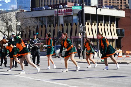 Foto de Milwaukee, Wisconsin, EE.UU. - 12 de marzo de 2022: Las niñas de la escuela media bailaron con porras en el desfile del Día de San Patricio. - Imagen libre de derechos