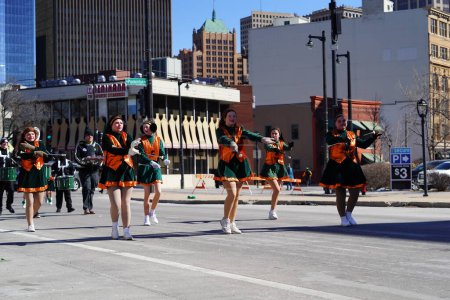 Foto de Milwaukee, Wisconsin, EE.UU. - 12 de marzo de 2022: Las niñas de la escuela media bailaron con porras en el desfile del Día de San Patricio. - Imagen libre de derechos