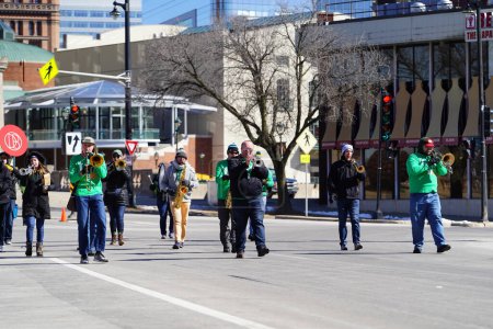 Téléchargez les photos : Milwaukee, Wisconsin États-Unis - 12 mars 2022 : Un groupe de rue irlandais a marché et joué de la musique lors du défilé de la Saint-Patrick. - en image libre de droit