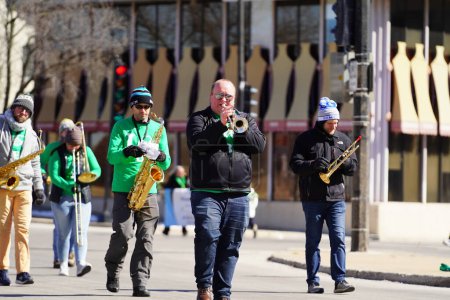 Foto de Milwaukee, Wisconsin, EE.UU. - 12 de marzo de 2022: La banda callejera irlandesa caminó y tocó música en el desfile del Día de San Patricio. - Imagen libre de derechos