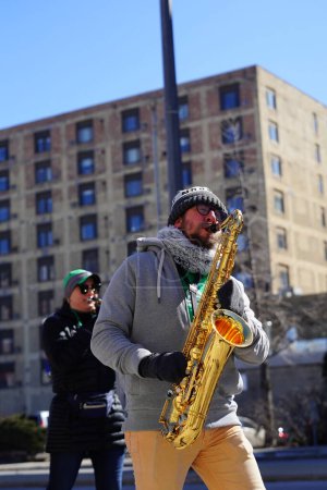 Foto de Milwaukee, Wisconsin, EE.UU. - 12 de marzo de 2022: La banda callejera irlandesa caminó y tocó música en el desfile del Día de San Patricio. - Imagen libre de derechos
