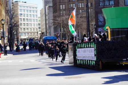Foto de Milwaukee, Wisconsin, EE.UU. - 12 de marzo de 2022: Los miembros de la McNamara McCarthy School of Irish Dance bailaron en el desfile del Día de San Patricio - Imagen libre de derechos