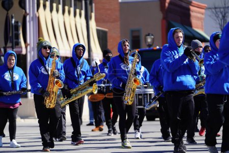 Téléchargez les photos : Milwaukee, Wisconsin États-Unis - 12 mars 2022 : La fanfare musicale du lycée de la région de Milwaukee a défilé lors du défilé de la Saint-Patrick. - en image libre de droit