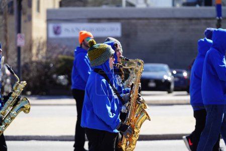 Téléchargez les photos : Milwaukee, Wisconsin États-Unis - 12 mars 2022 : La fanfare musicale du lycée de la région de Milwaukee a défilé lors du défilé de la Saint-Patrick - en image libre de droit