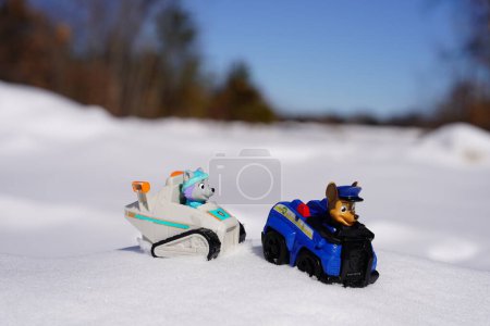 Téléchargez les photos : New Lisbon, Wisconsin États-Unis - 14 mars 2023 : Spin Master Paw Patrol Everest et Chase enfants jouets placés à l'extérieur dans le froid de l'hiver. - en image libre de droit