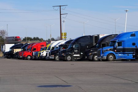 Foto de Tomah, Wisconsin, EE.UU. - 23 de marzo de 2023: Los semirremolques de colores mixtos se sientan estacionados en la parada de camiones de viaje Kwik. - Imagen libre de derechos