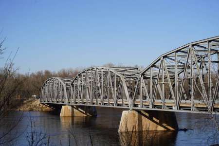 Téléchargez les photos : Arcs de pont à arche attachée en métal sur la rivière Wisconsin. - en image libre de droit