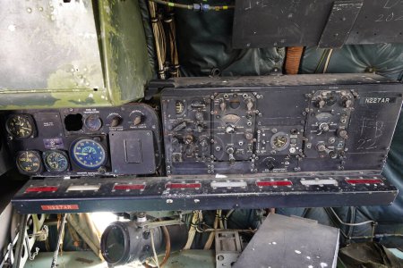 Téléchargez les photos : Dodgeville, Wisconsin USA - 14 avril 2023 : A l'intérieur d'un vieux Boeing C-97 abandonné. - en image libre de droit