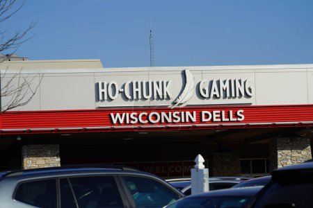 Foto de Baraboo, Wisconsin - 14 de abril de 2023: Ho-Chunk Gaming Wisconsin Dells on casino building. - Imagen libre de derechos