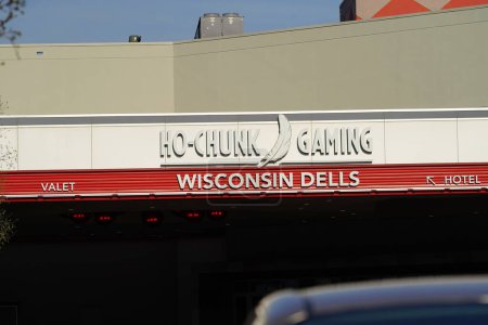 Téléchargez les photos : Baraboo, Wisconsin États-Unis - avril 14th, 2023 : Ho-Chunk Gaming Wisconsin Dells on casino building. - en image libre de droit