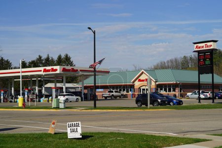 Foto de Black Earth, Wisconsin, EE.UU. - 16 de abril de 2023: Kwik Trip proporciona combustible y una tienda conveniente para viajeros y conductores - Imagen libre de derechos