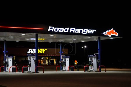 Téléchargez les photos : La station de pompe à essence des rangers routiers brille pendant la nuit. - en image libre de droit