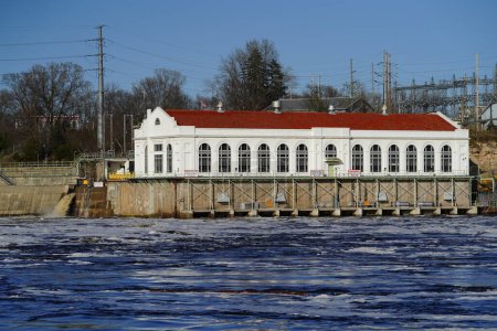 Foto de Wisconsin Dells, Wisconsin, EE.UU. - 18 de abril de 2023: La central hidroeléctrica Kilbourn Dam alimenta a la comunidad circundante. - Imagen libre de derechos