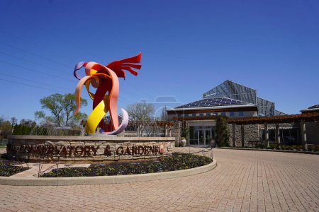 Foto de Rockford, Illinois, EE.UU. - 15 de abril de 2023: Entrada frontal al Conservatorio Nicholas y a los Jardines Botánicos. - Imagen libre de derechos