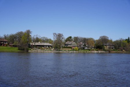 Foto de Rockford, Illinois - 18 de abril de 2023: Hermosas casas de lujo se sientan a lo largo de Rock River. - Imagen libre de derechos