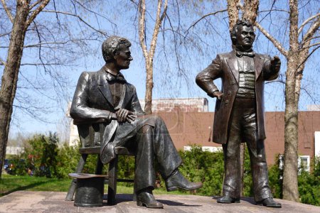 Foto de Freeport, Illinois, EE.UU. - 12 de abril de 2023: Memorial status of Abraham Lincoln and Stephen A. Douglas during 1858 presidential debate. - Imagen libre de derechos